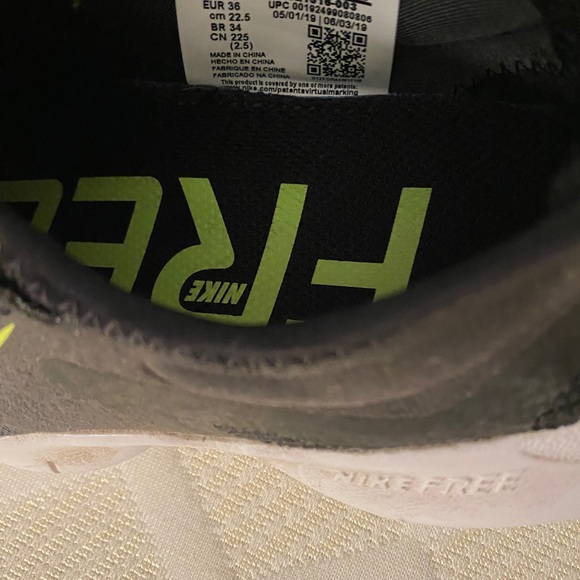 Women’s Nike Free Runs - Picture 3 of 3